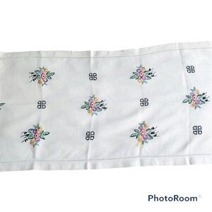 𝅺VINTAGE Needlepoint Table Cloth Runner